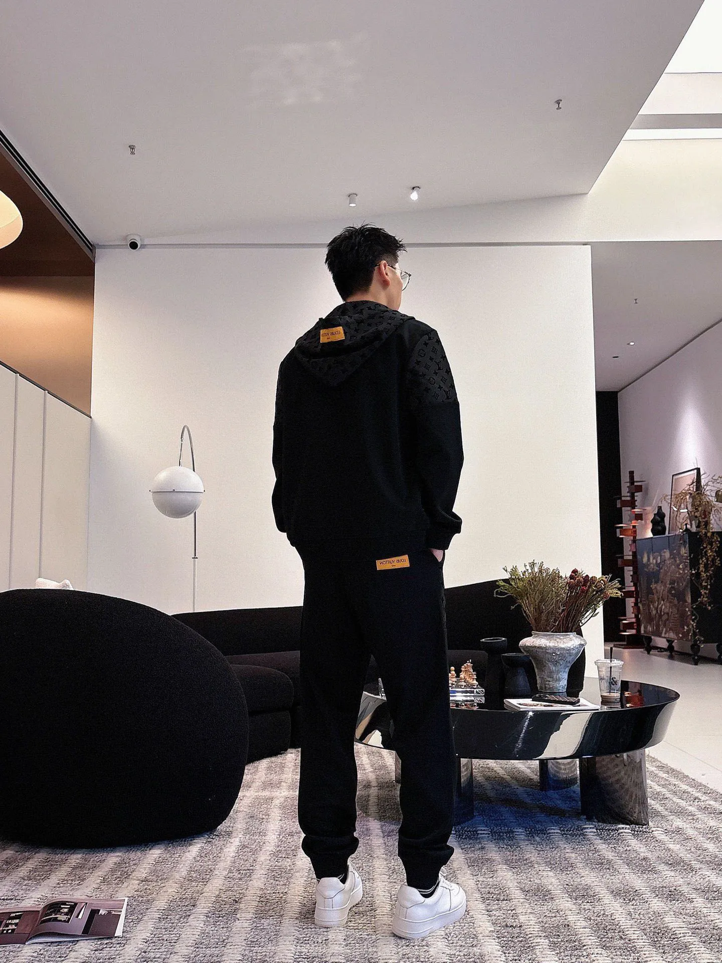 [LV Louis Vuitton] Hot-selling suit is coming. Focus on the original version of the official website. 2025 new hot-selling cardigan and sweatshirt suit. The original order is the best 🇭🇰. It is the meticulous work of top designers. It has a fitting and perfect upper body effect. All-natural high-quality Tencel Roman cotton 100%, close-fitting comfort, noble and elegant! Original hardware embodies elegance and nobility! Counter size: M-3XL (maximum wear up to 190 pounds)